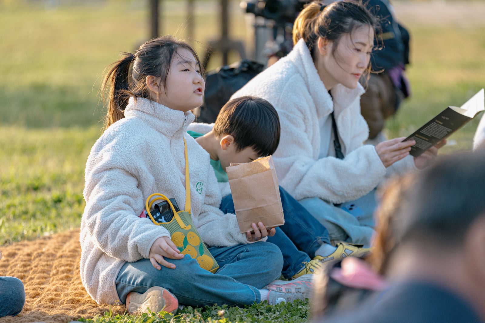 2025년 보령야행에서 관객과 함께하는 의상 차림의 공연자