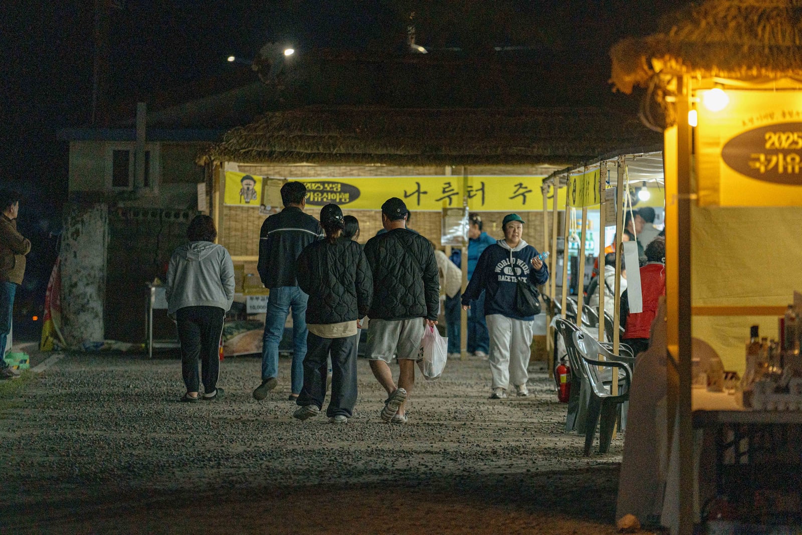 2025년 보령야행의 먹거리 부스를 둘러보는 방문객