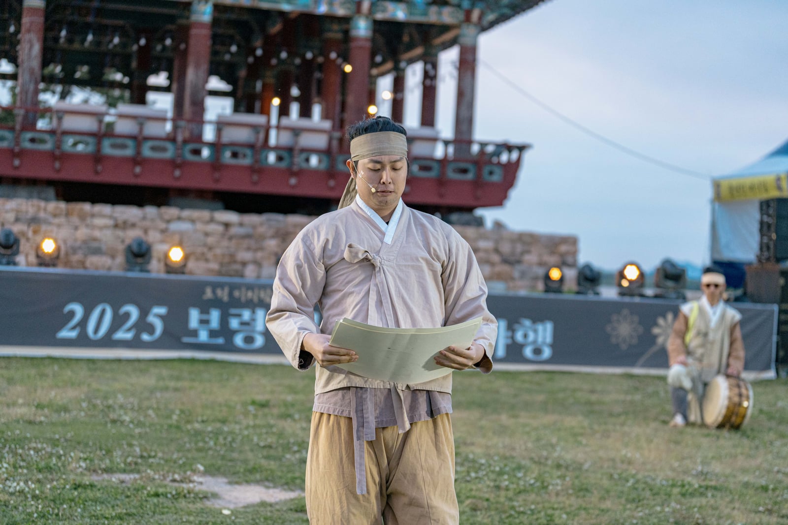 2025년 보령야행 야외 공연에서 대사를 전하는 배우
